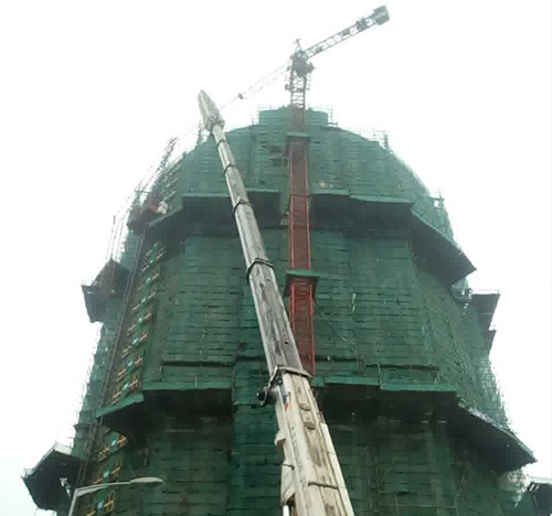 平谷吊车在工地上作业